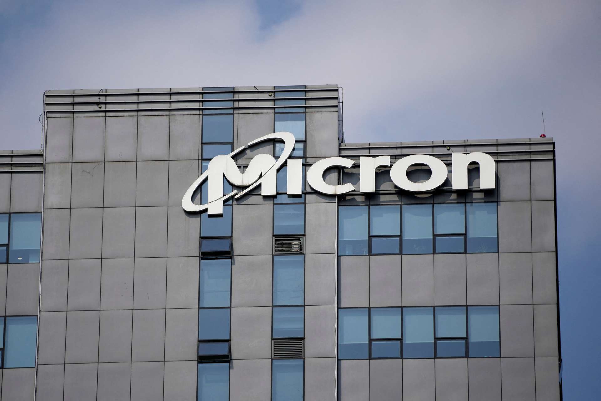美光(Micron)調高財測　AI 記憶體晶片需求熱到爆！