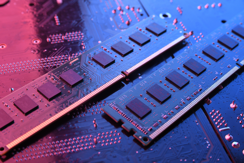 巨型韭菜也加碼記憶體！南亞科利多出盡還洗盤？「一文揭祕2檔底部翻身神話」其中1檔搶先噴漲停